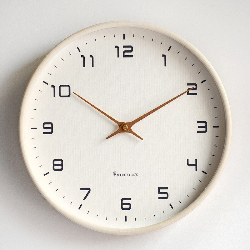 Stilvolle skandinavische hölzerne Wanduhr