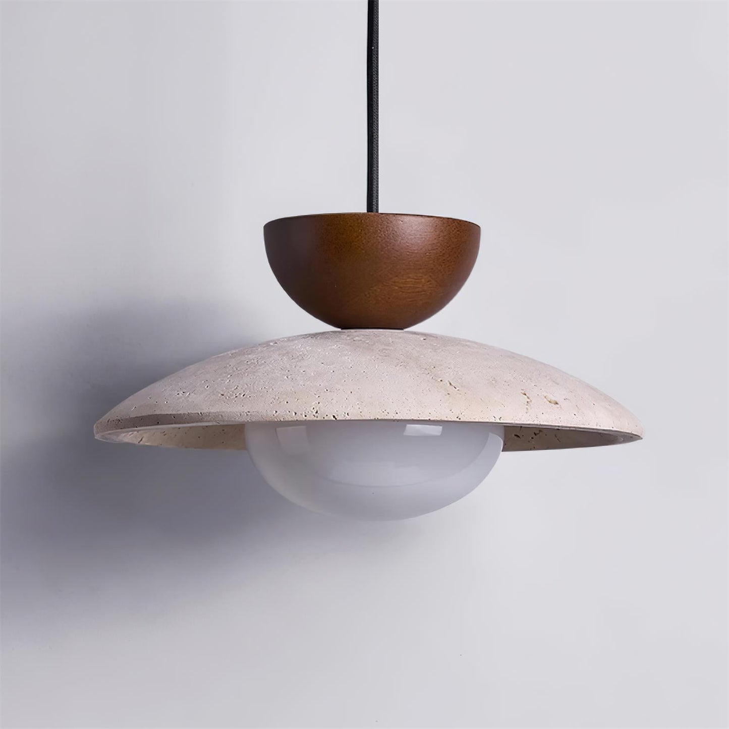 Moderne Pendelleuchte aus Travertin und Glas