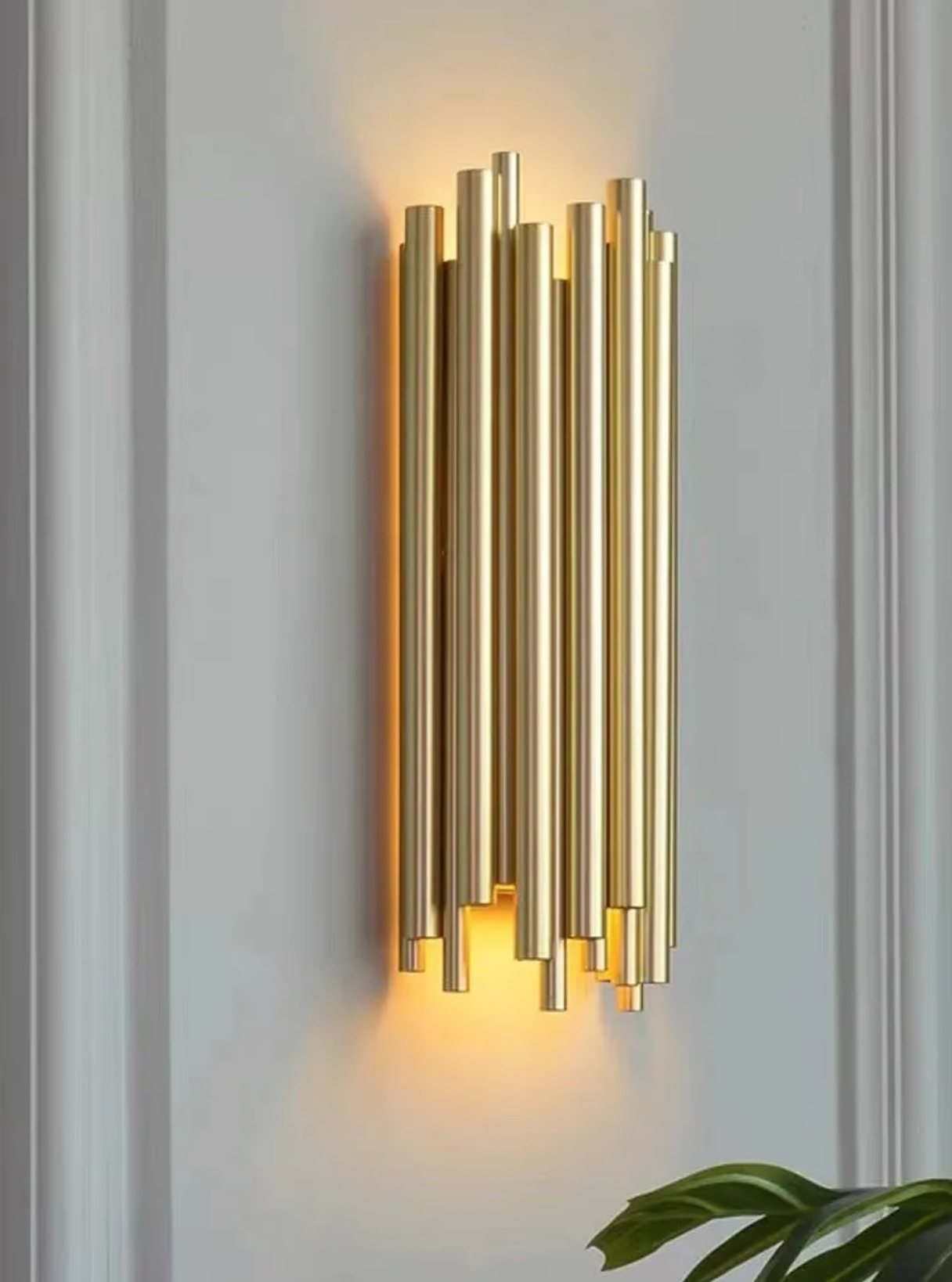 Moderne Wandlampe aus Messingrohr