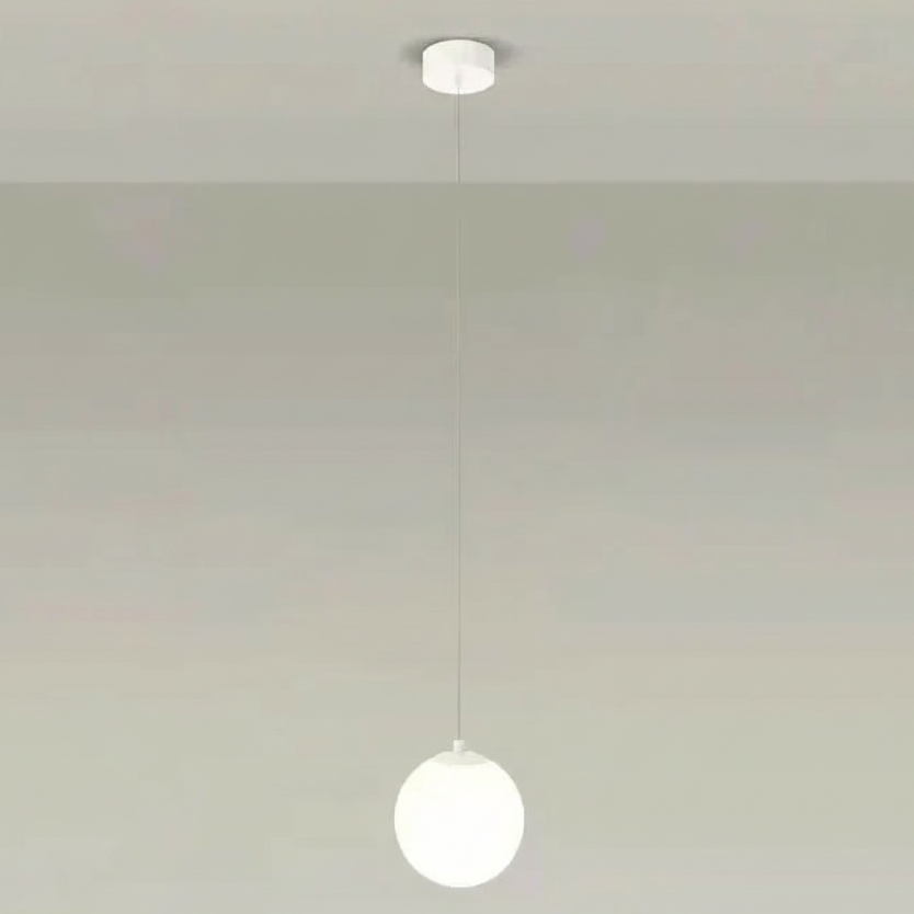 Nordische Pendelleuchte Solvara mit Opalglas-Kugel