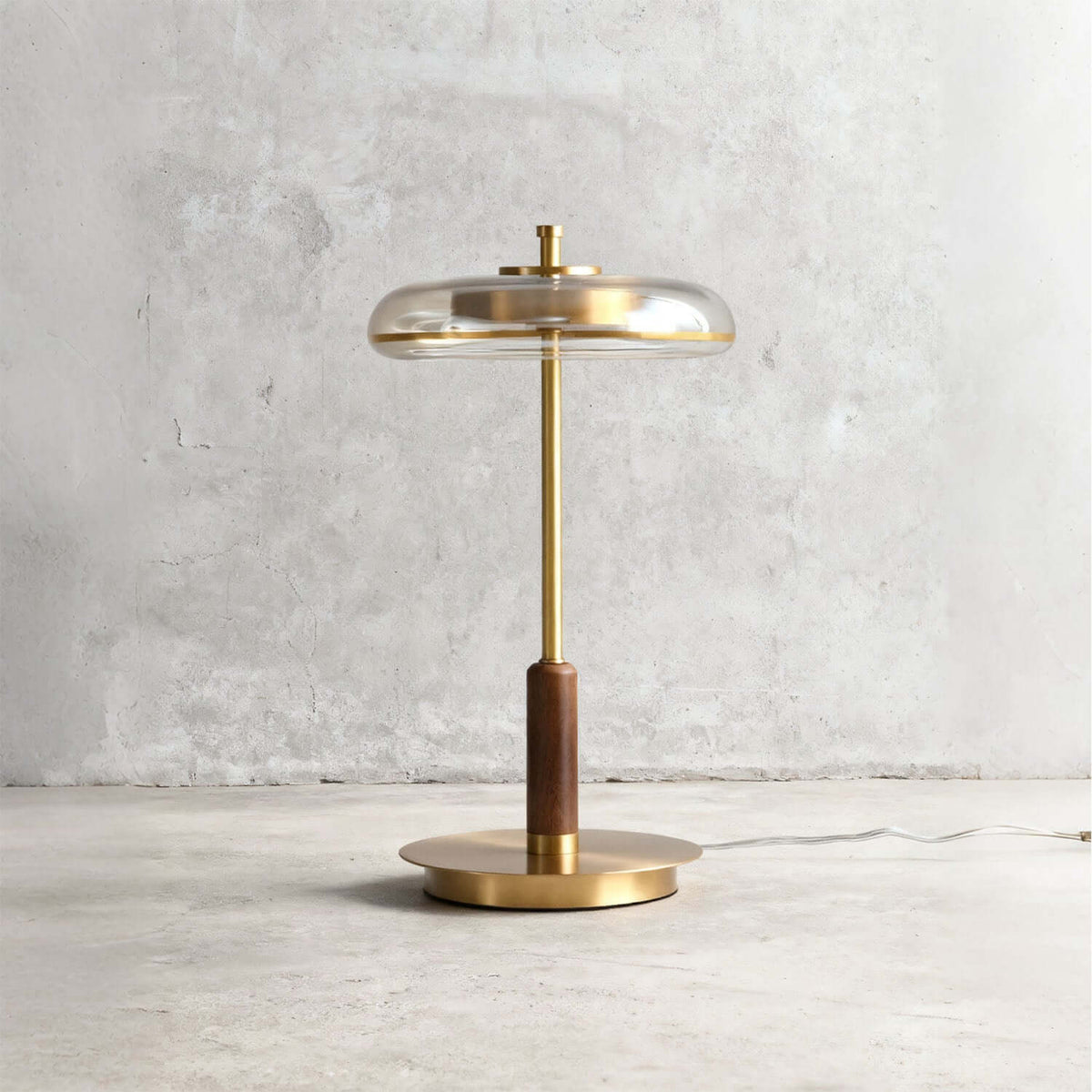 Fenrik Mid-Century-Walnuss-Tischleuchte