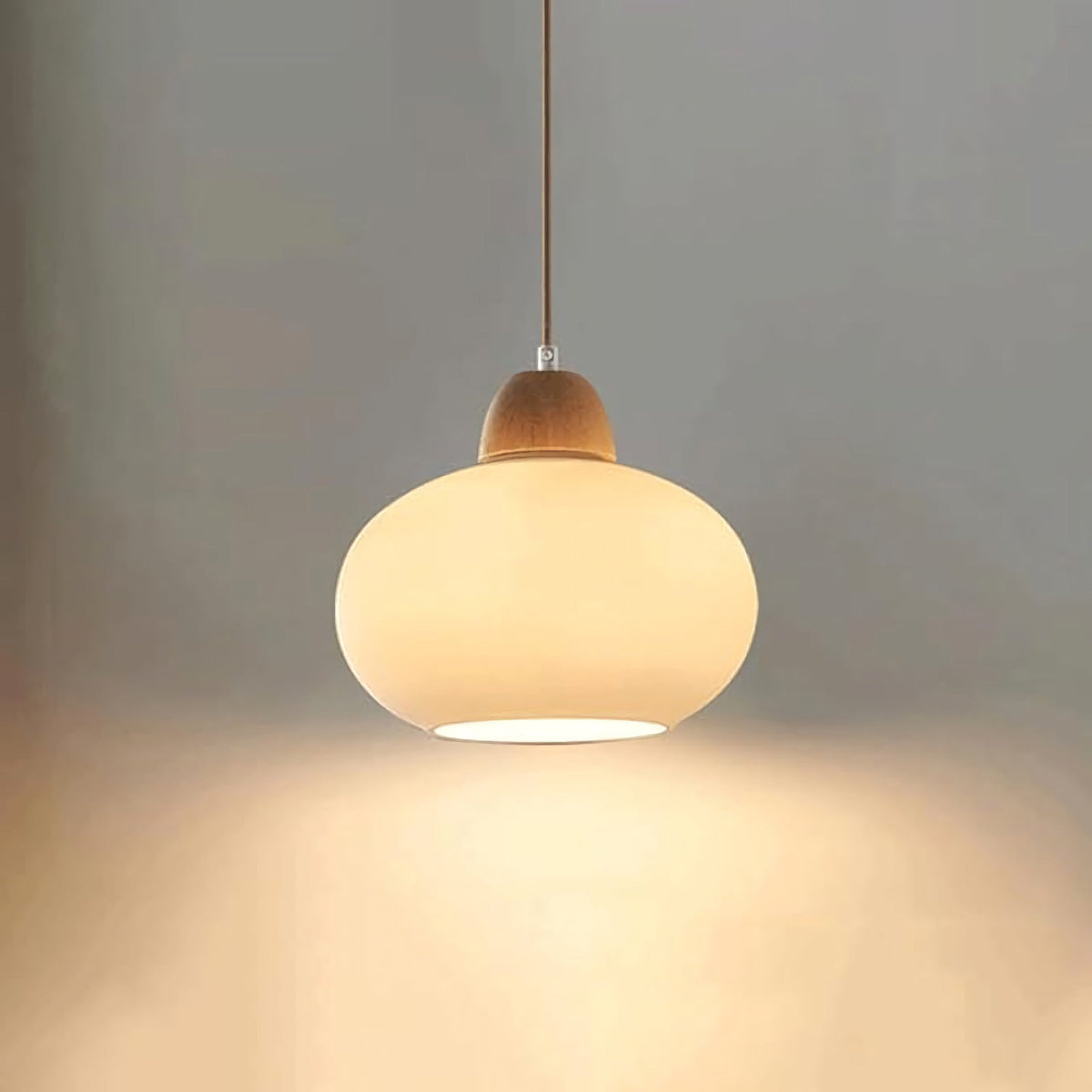 Pendelleuchte aus Milchglas und Holz
