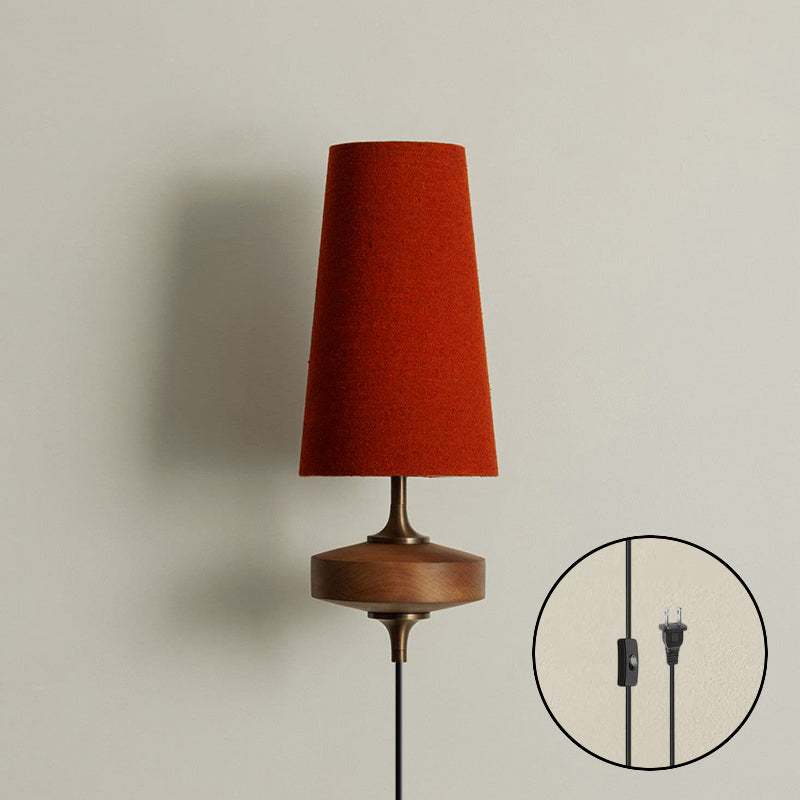 Wandlampe zum Einstecken aus Walnussholz und Messing