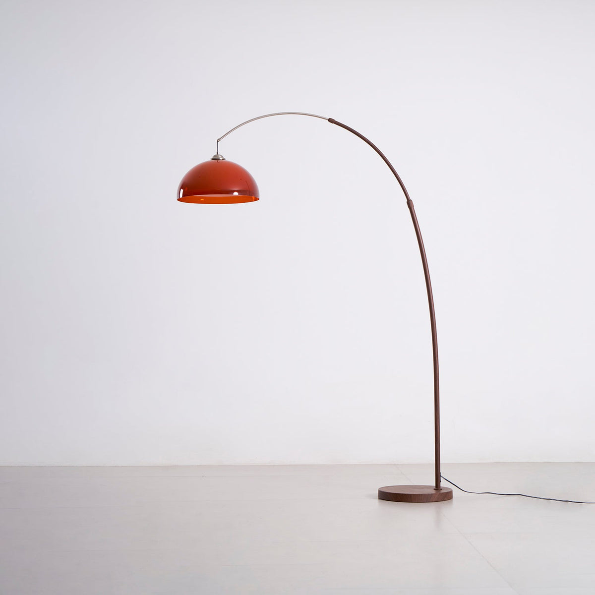 Halberon Bogen-Stehlampe aus Walnussholz