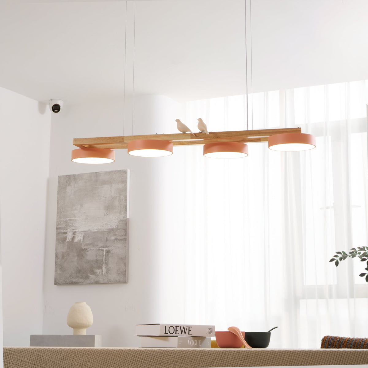 Lineare Holzpendelleuchte mit Vogelmotiv