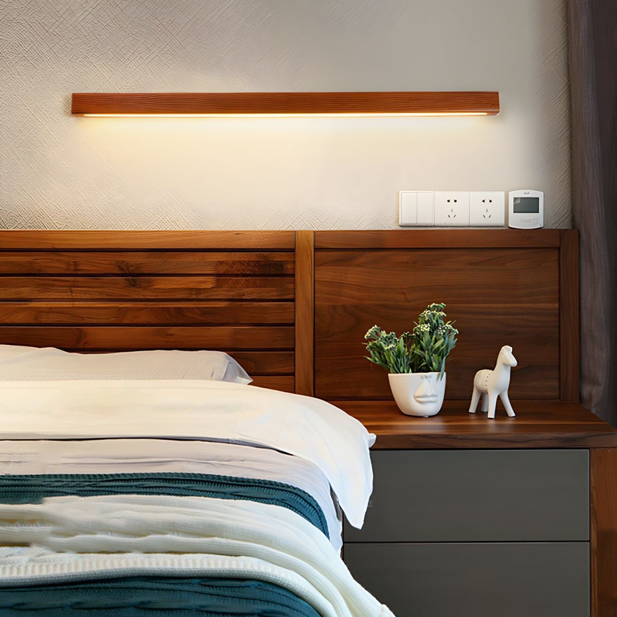 Schlanke lineare Wandleuchte aus Holz
