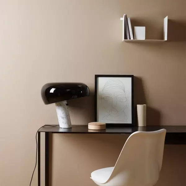 Ikonische Tischlampe mit Marmorsockel