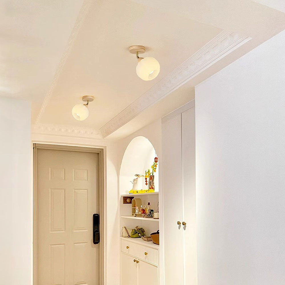 Minimalistischer Deckenstrahler aus Creme und Holz