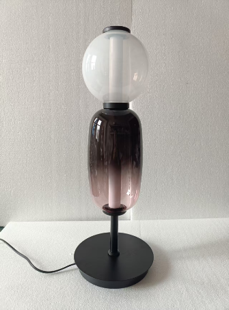 Designer-Stehlampe mit Farbakzenten