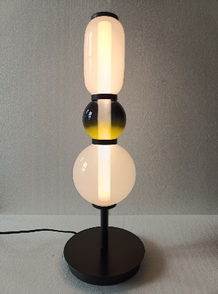 Designer-Stehlampe mit Farbakzenten