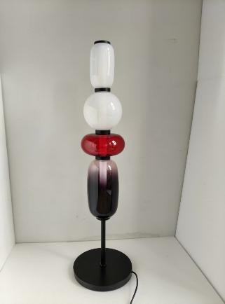Designer-Stehlampe mit Farbakzenten