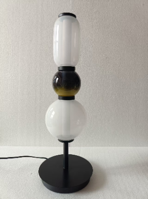 Designer-Stehlampe mit Farbakzenten