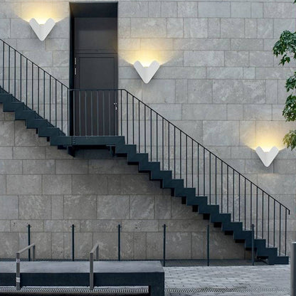 Minimalistische dreieckige Metall-Wandlampe für den Außenbereich