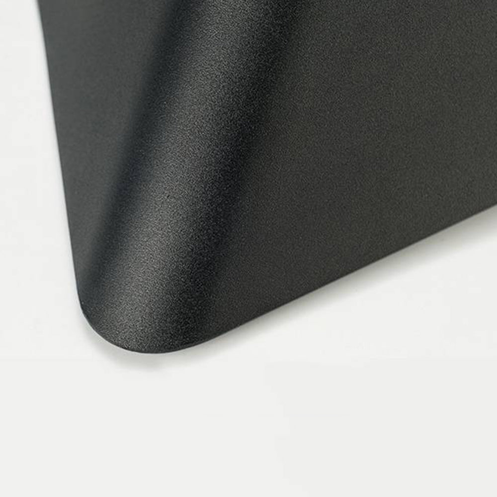Minimalistische dreieckige Metall-Wandlampe für den Außenbereich