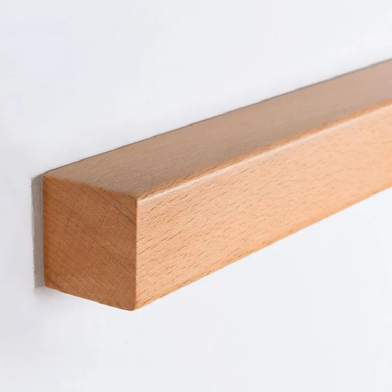 Moderne lineare Wandleuchte aus Holz