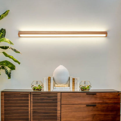 Moderne lineare Wandleuchte aus Holz