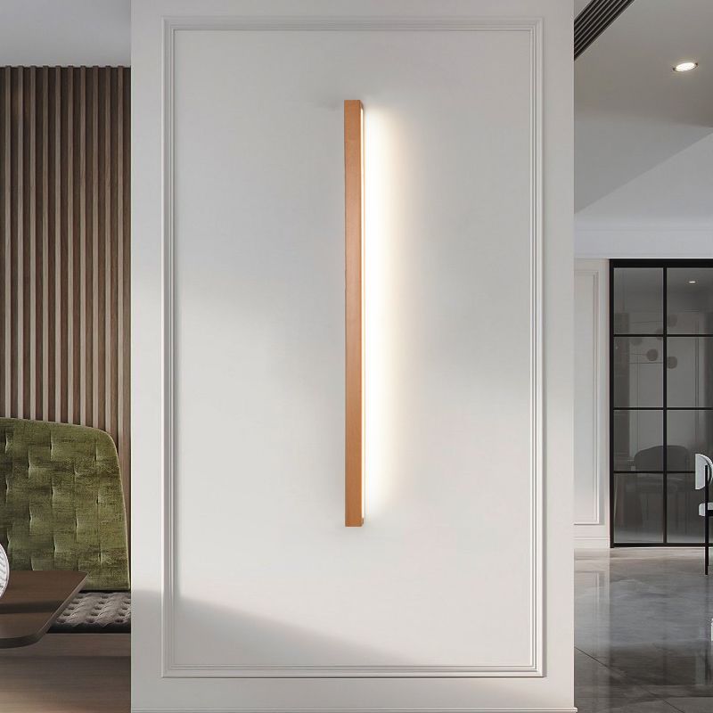 Moderne lineare Wandleuchte aus Holz