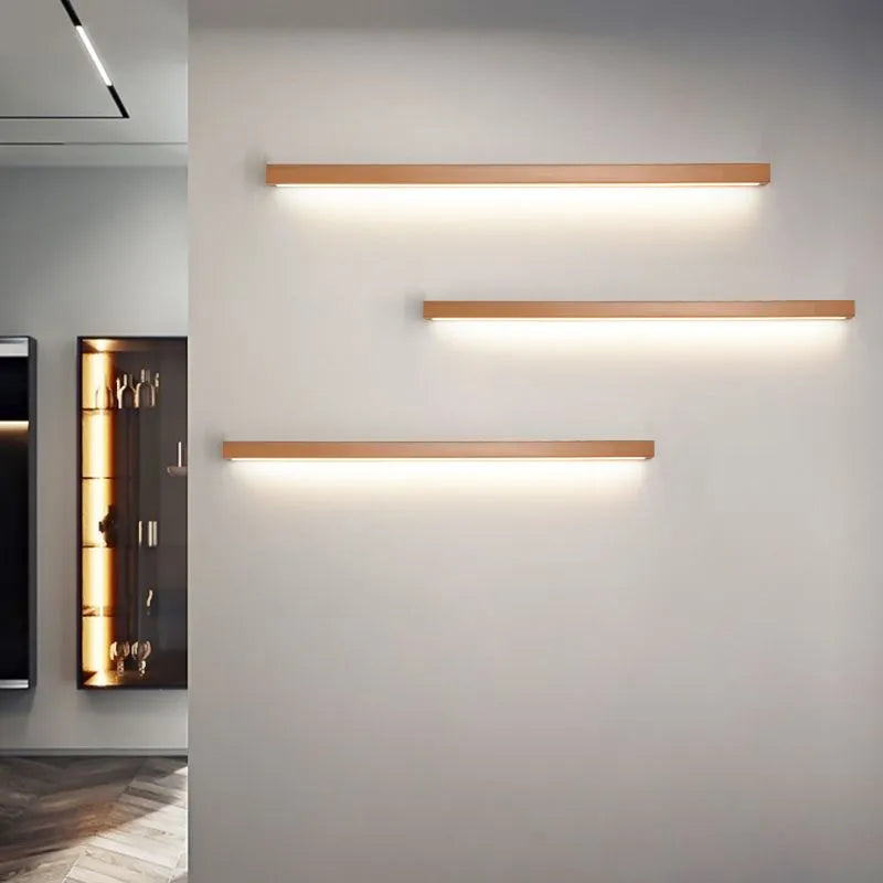 Moderne lineare Wandleuchte aus Holz