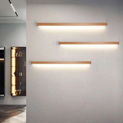Moderne lineare Wandleuchte aus Holz