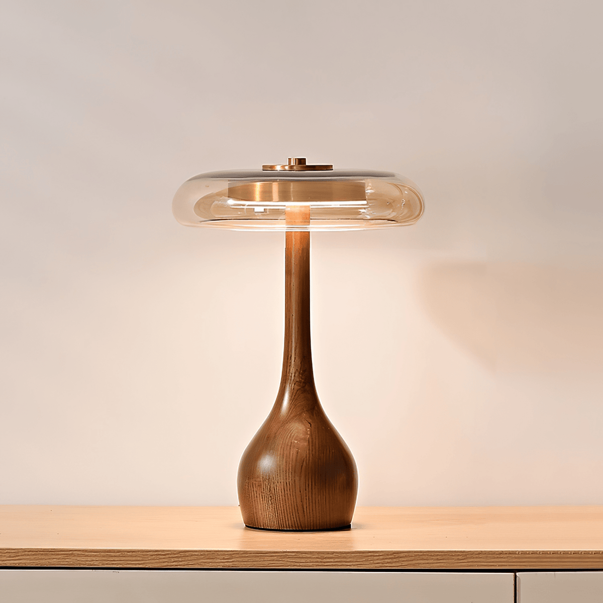 Quilven Walnussholz-Tischlampe im Mid-Century-Stil