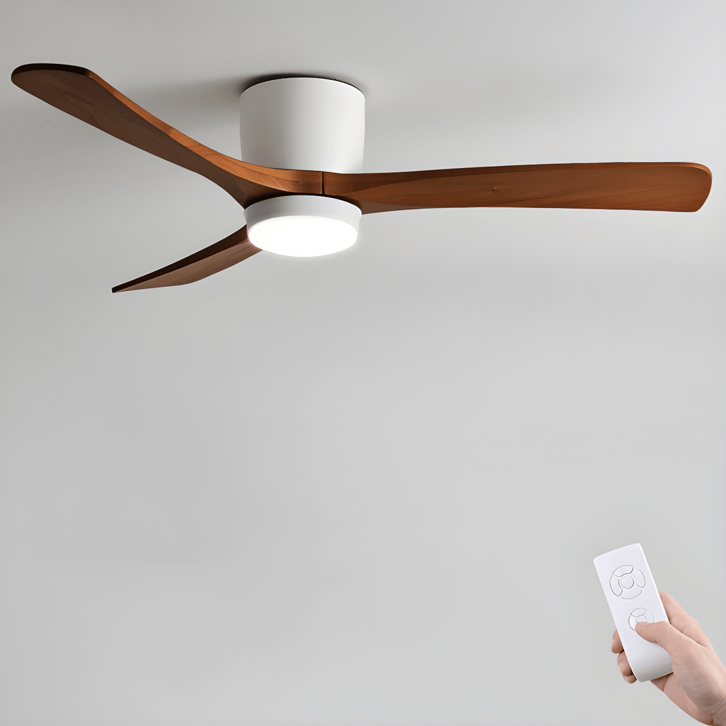 Moderner Deckenventilator aus Holz mit LED-Beleuchtung