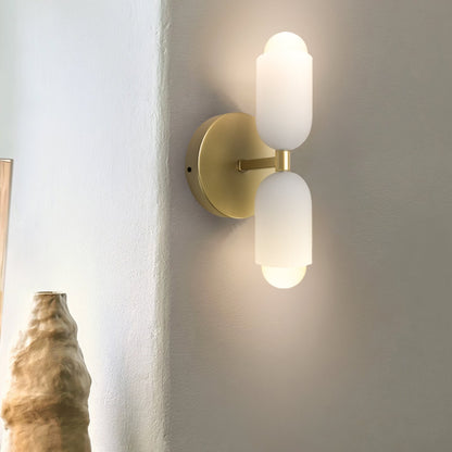 Moderne Wandlampe mit zwei Leuchtenköpfen