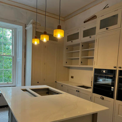 Schlanke Glas-Hängeleuchte