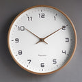 Stilvolle skandinavische hölzerne Wanduhr
