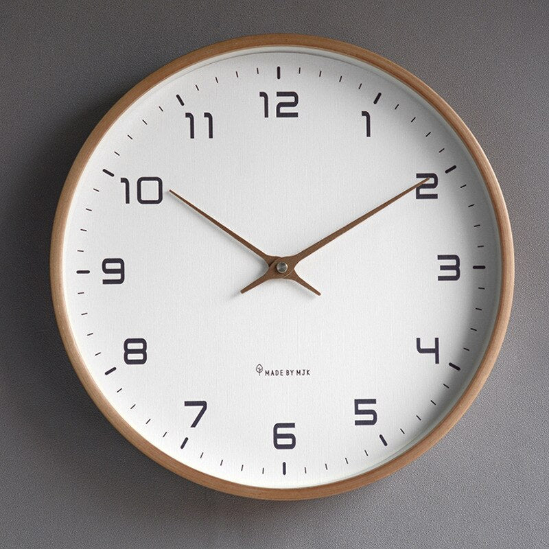 Stilvolle skandinavische hölzerne Wanduhr