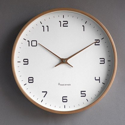 Stilvolle skandinavische hölzerne Wanduhr