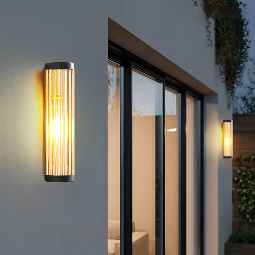 Moderne halbzylindrische Außenwandleuchte aus Metall/Glas
