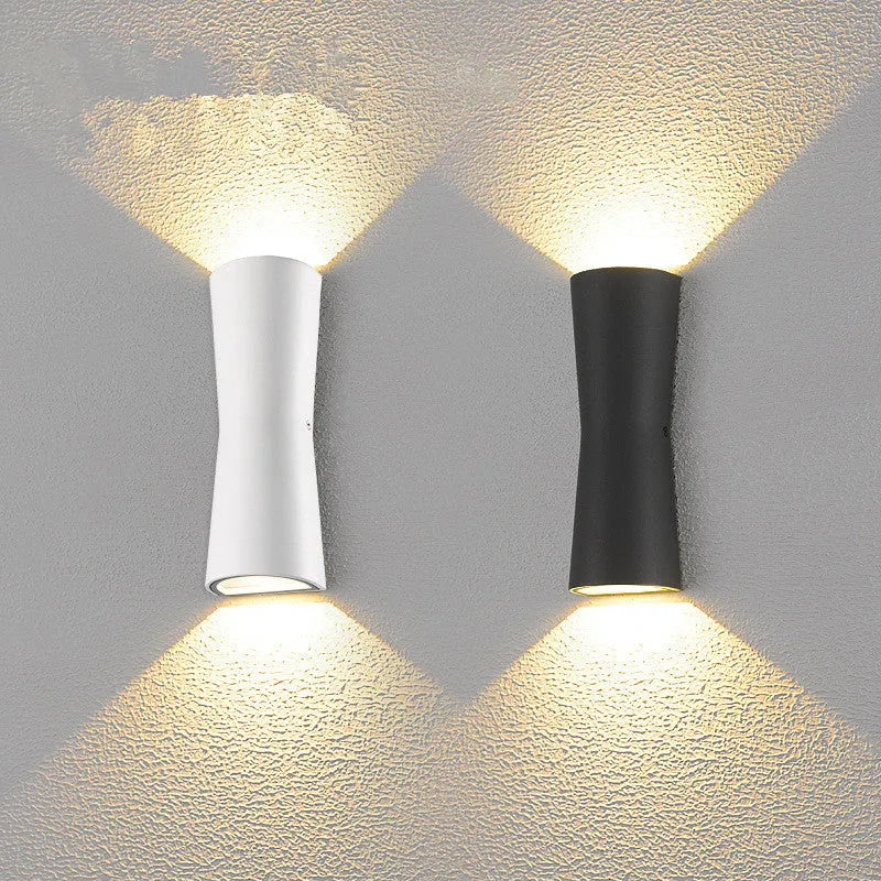 Moderne Außenwandleuchte mit doppelt gerichteten LED-Strahlen