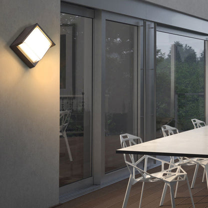Geometrische LED-Außenwandleuchte
