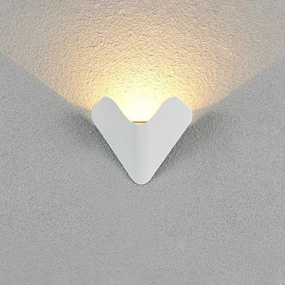 Minimalistische dreieckige Metall-Wandlampe für den Außenbereich