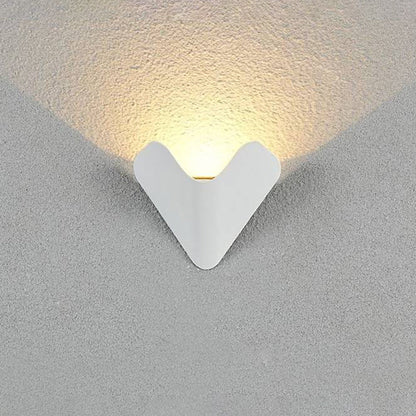 Minimalistische dreieckige Metall-Wandlampe für den Außenbereich