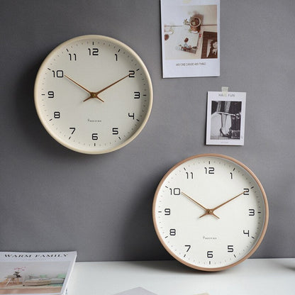 Stilvolle skandinavische hölzerne Wanduhr