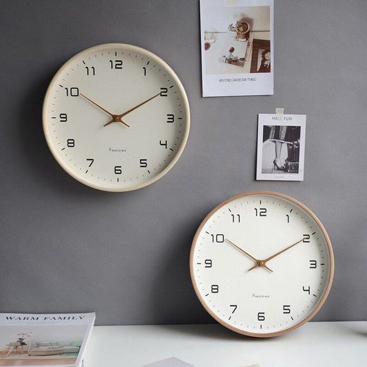 Stilvolle skandinavische hölzerne Wanduhr