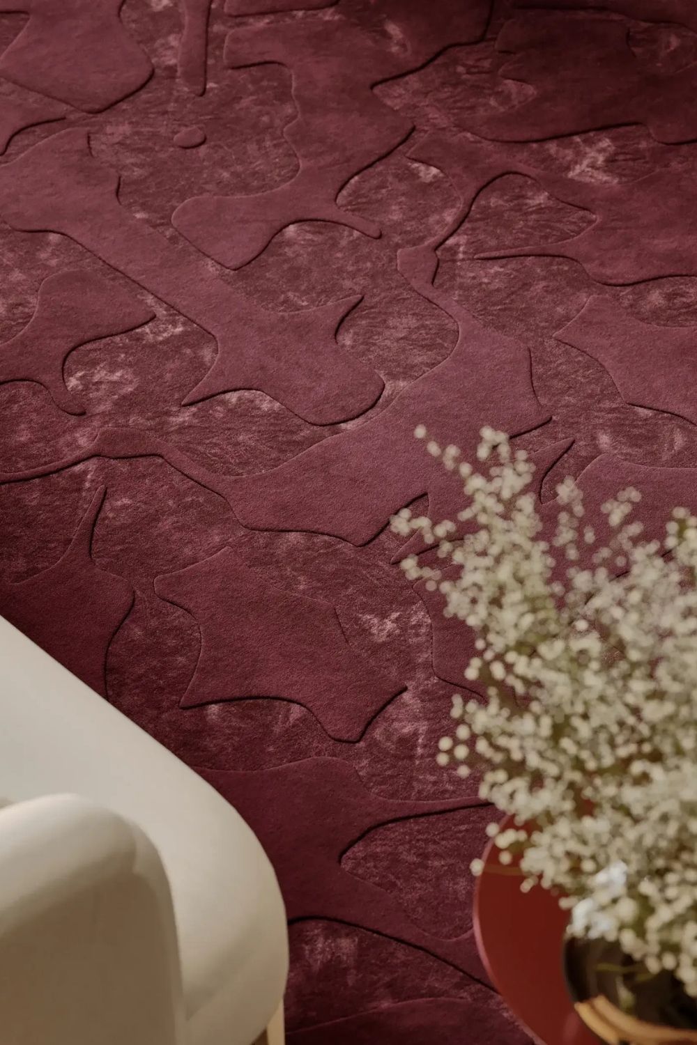 Eleganter Bordeaux-Wollteppich für das Wohnzimmer