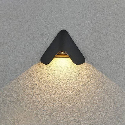 Minimalistische dreieckige Metall-Wandlampe für den Außenbereich