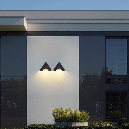 Minimalistische dreieckige Metall-Wandlampe für den Außenbereich