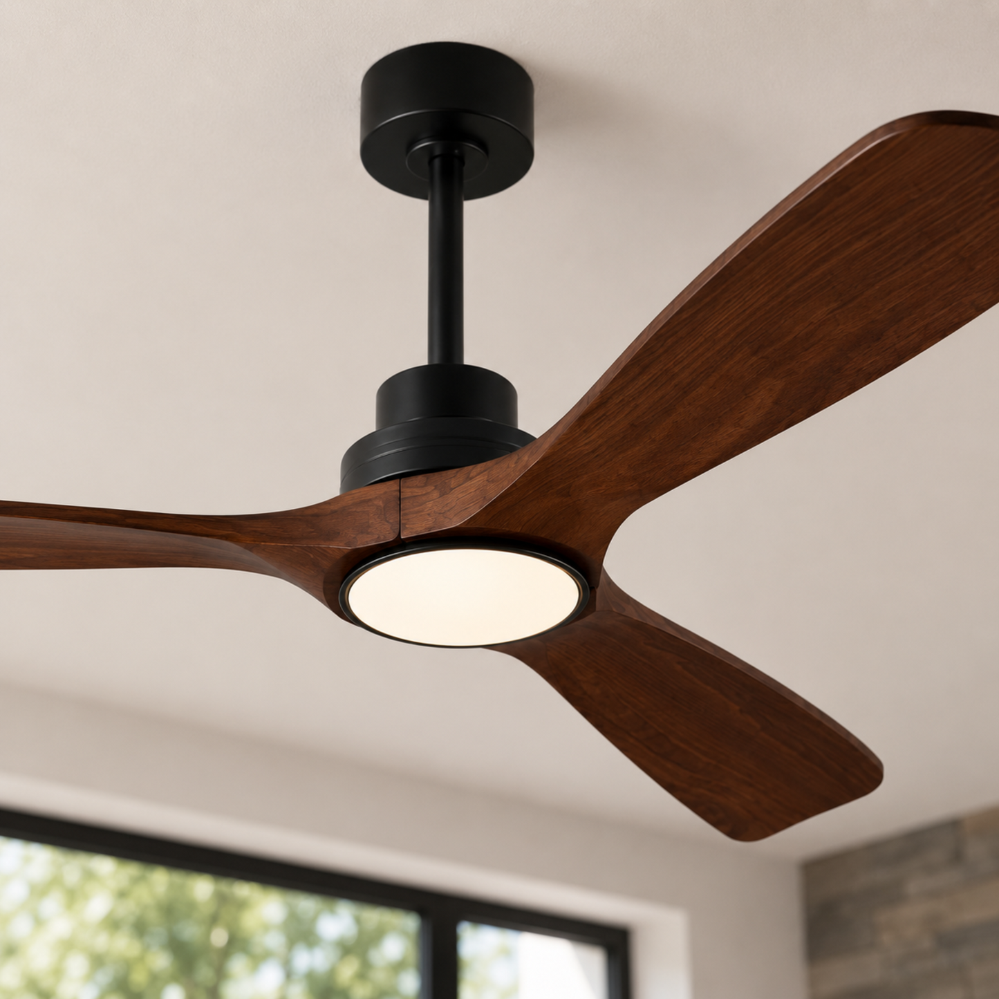Moderner Deckenventilator mit Holzflügeln und Licht