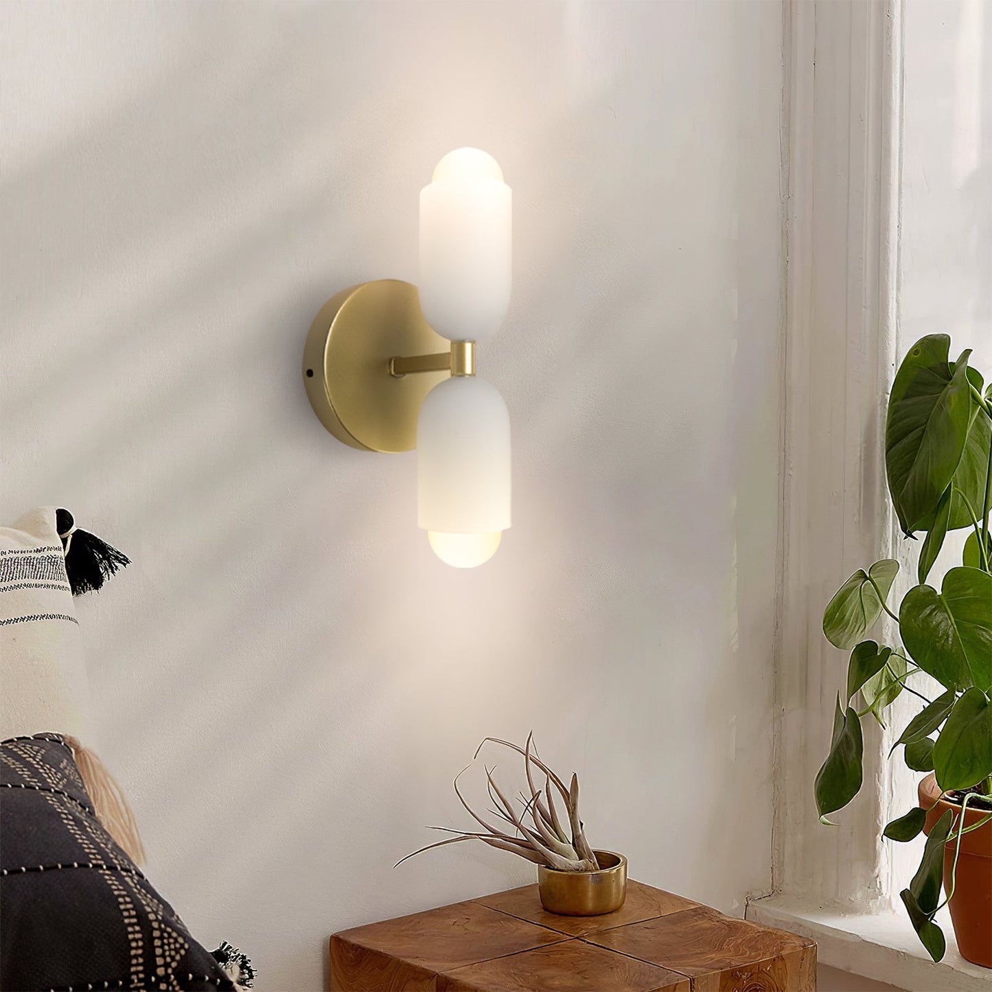 Moderne Wandlampe mit zwei Leuchtenköpfen