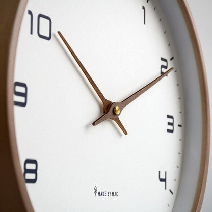Stilvolle skandinavische hölzerne Wanduhr