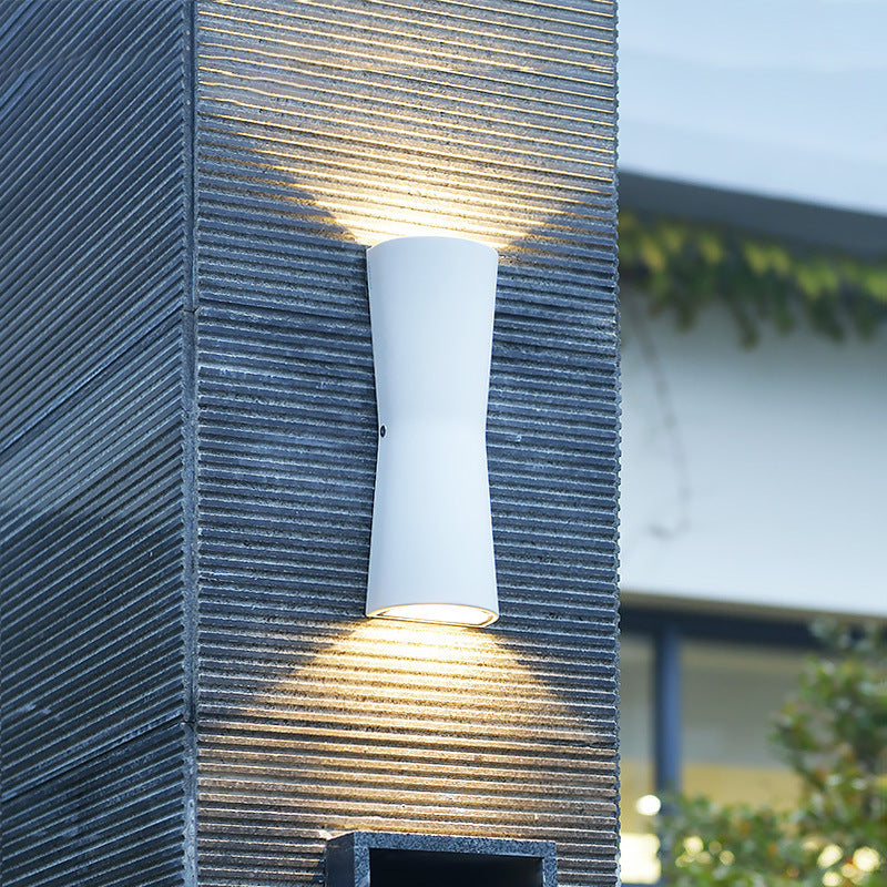 Moderne Außenwandleuchte mit doppelt gerichteten LED-Strahlen