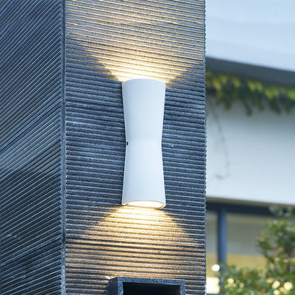 Moderne Außenwandleuchte mit doppelt gerichteten LED-Strahlen