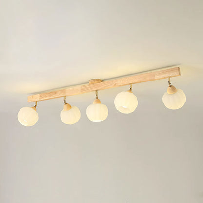 Minimalistischer Deckenstrahler aus Creme und Holz