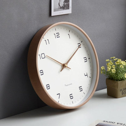 Stilvolle skandinavische hölzerne Wanduhr