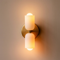 Moderne Wandlampe mit zwei Leuchtenköpfen
