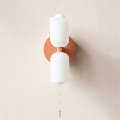 Moderne Wandlampe mit zwei Leuchtenköpfen