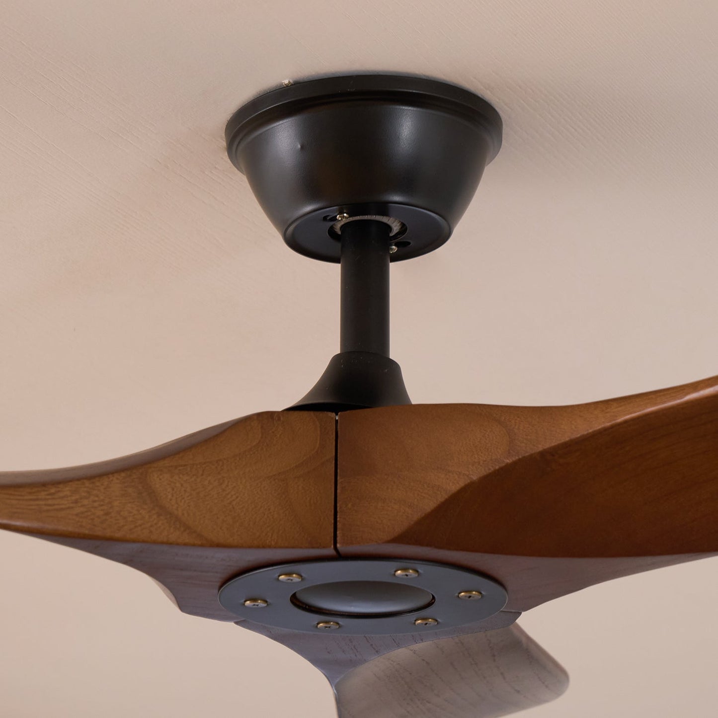 Moderner Deckenventilator aus Holz